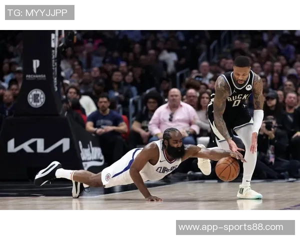 哈登首节表现起伏不定9投4中贡献12分4篮板1助攻但失误频频影响球队节奏